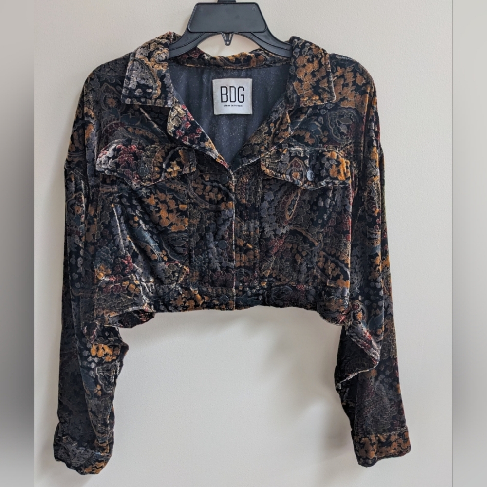 Urban Outfitters size 2-4 patterned velvet button down, cropped